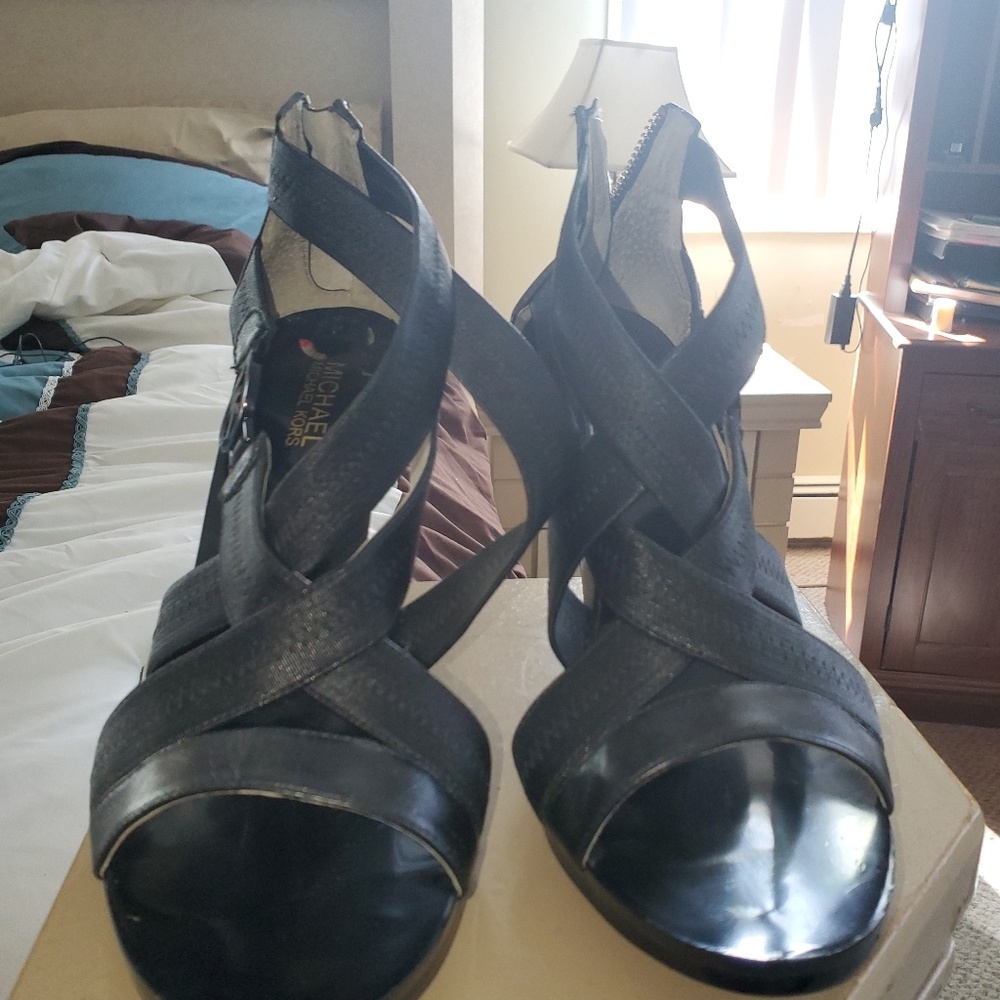 Just REDUCED!!NWOT Ladies MK Sandals